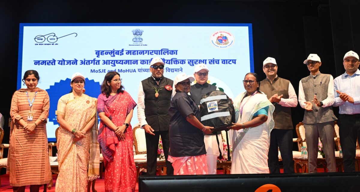 Maharashtra Governor and dignitaries at TB Free Mumbai health camp for women waste pickers